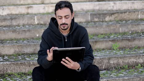 Serious-young-man-with-digital-tablet
